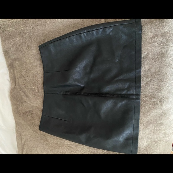 Black leather skirt - forever 21 - Picture 3 of 3